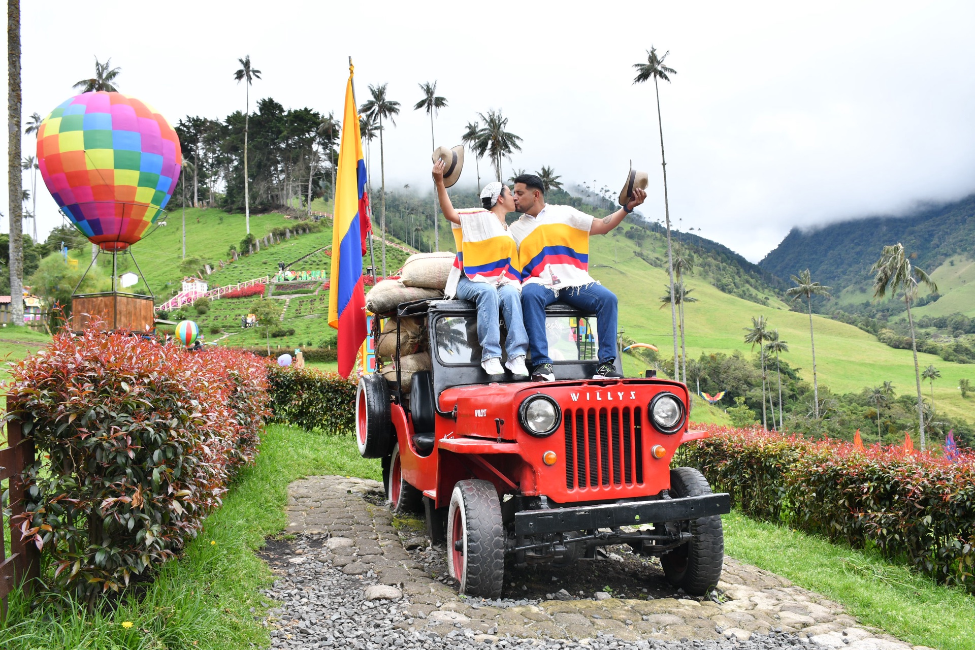Visitantes disfrutando La Vida Bella en el Valle de Cocora