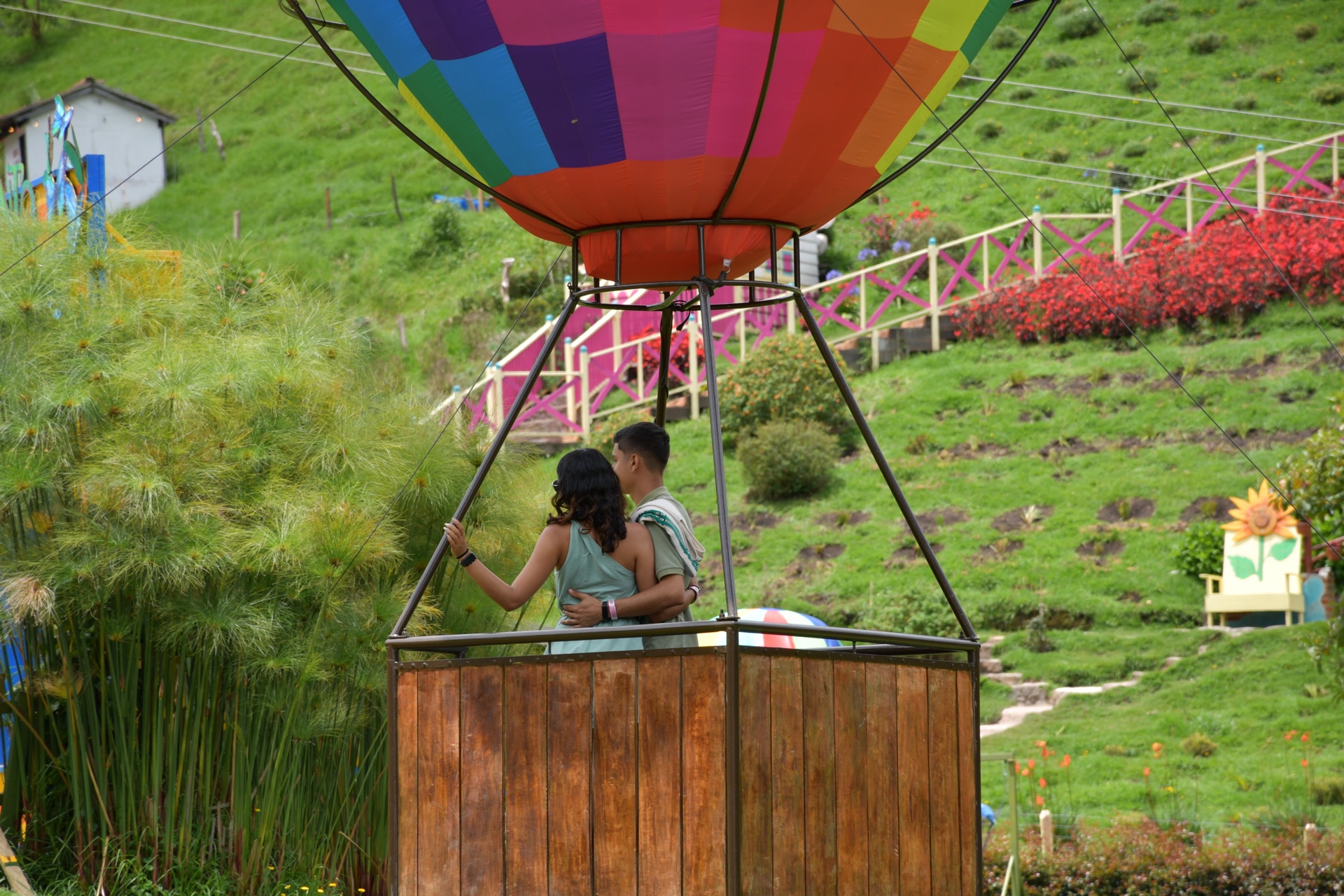 Visitantes disfrutando La Vida Bella en el Valle de Cocora