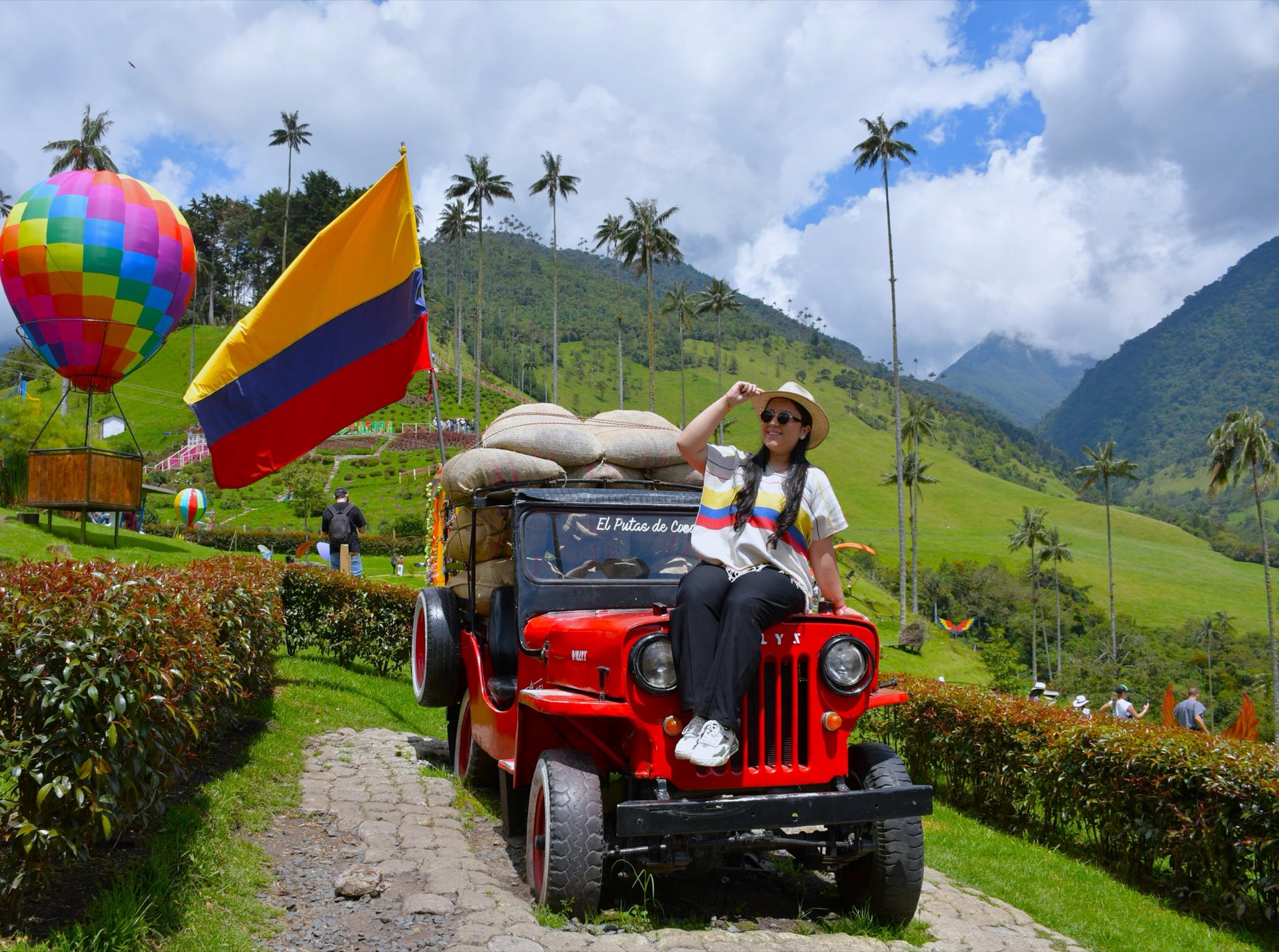 Visitantes disfrutando La Vida Bella en el Valle de Cocora